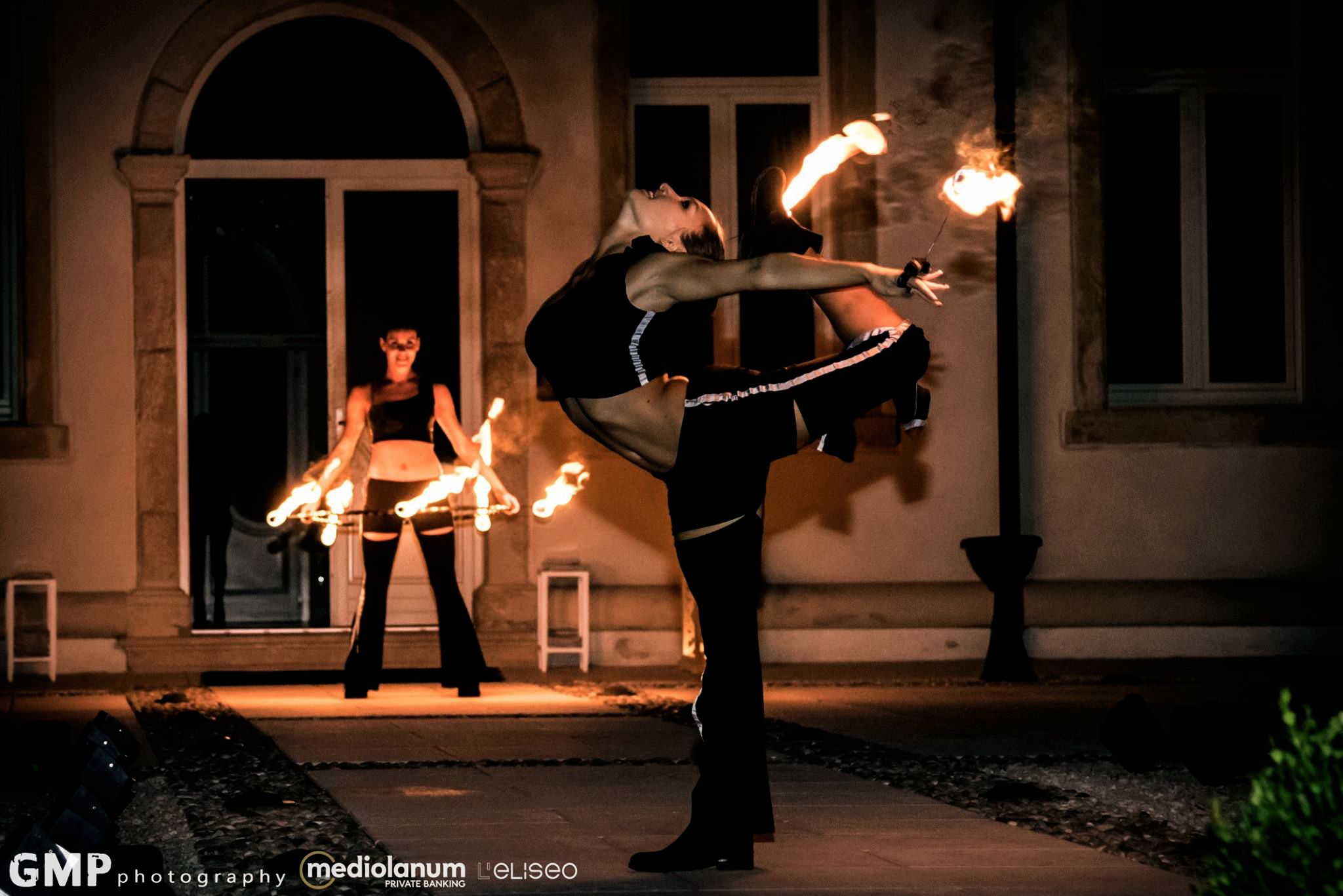 Contortionist-with-fire.jpg