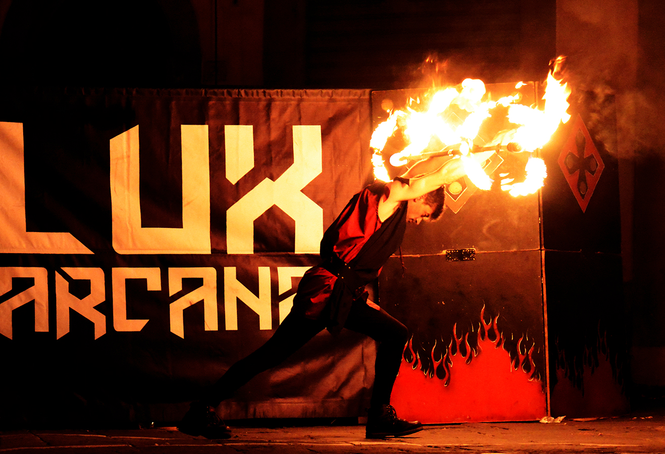 exhibition-of-juggling-with-fire.JPG