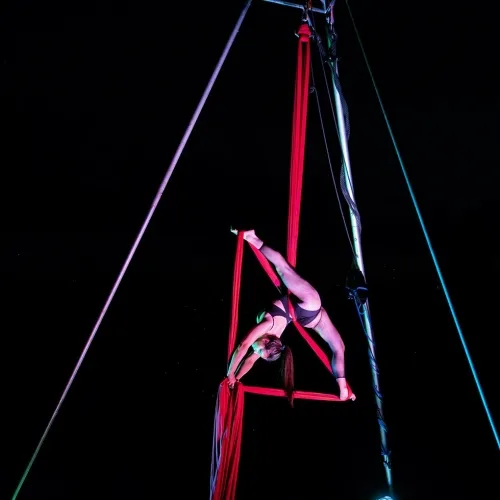 danza aerea spettacolo  per villaggio turistico e resort