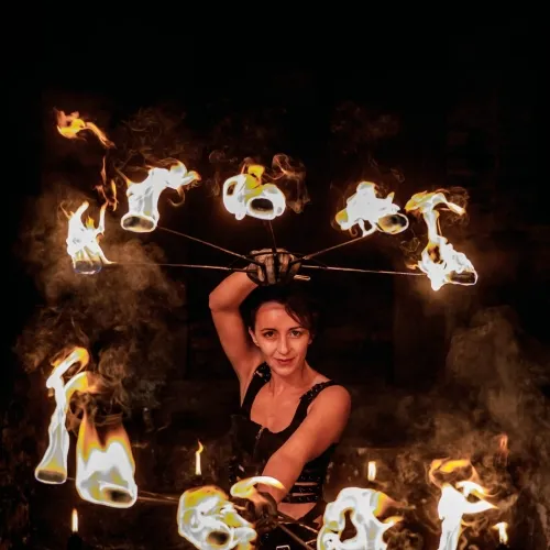 Artista con ventagli di Fuoco