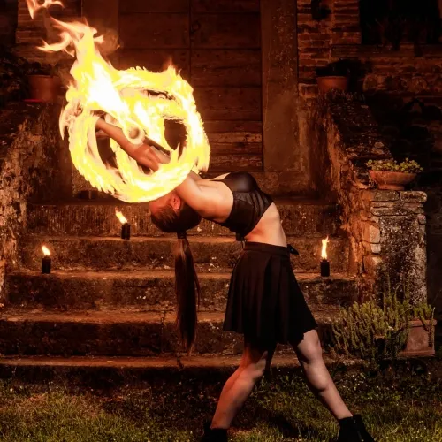 artista di strada con Dragon Staff