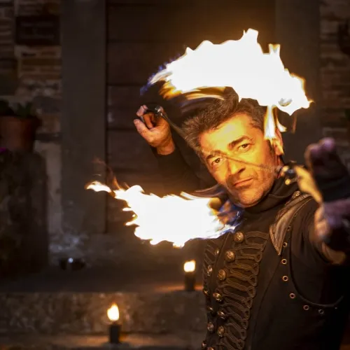 Artista di strada con Fuoco