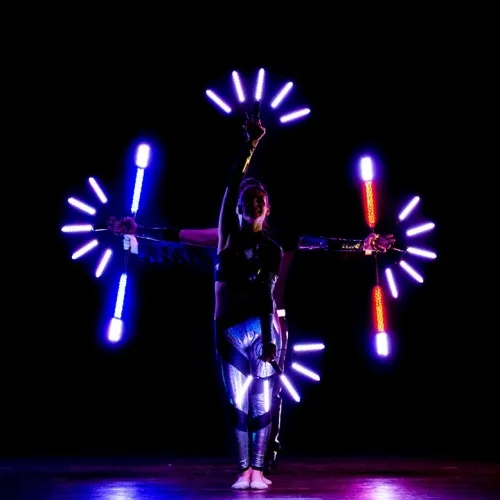 circo-luminoso-esibizione-perfromance-led