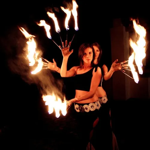 Danza con mani e dita di fuoco