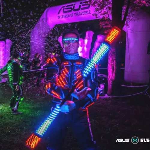 esibizione con bastone Led