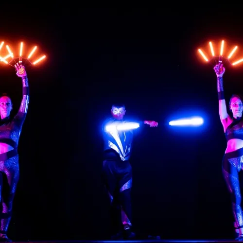 Esibizione con ventagli e bastone LED