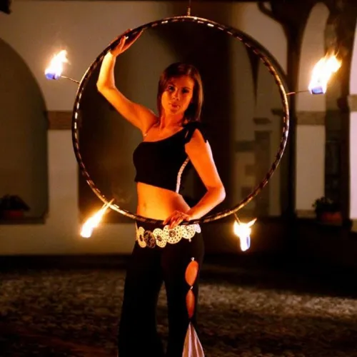 Esibizione di fuoco con hula hop infuocato