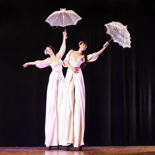 Esibizione Trampolieri Bianchi Eleganti