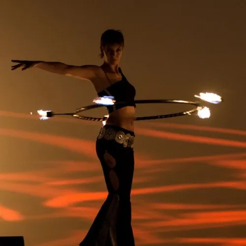 giocoliere con hula hop infuocato