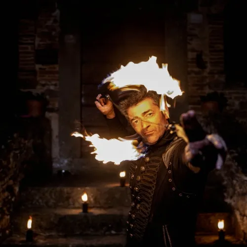 Giocoliere con Pois di Fuoco