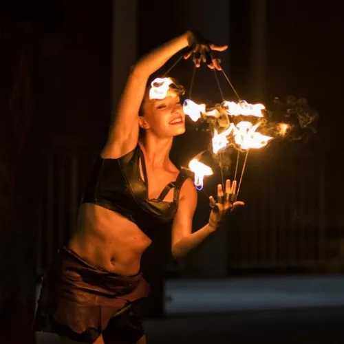 grande spettacolo con fuoco in notturna