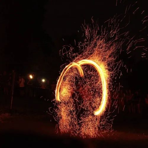 grande spettacolo ed evento con il fuoco