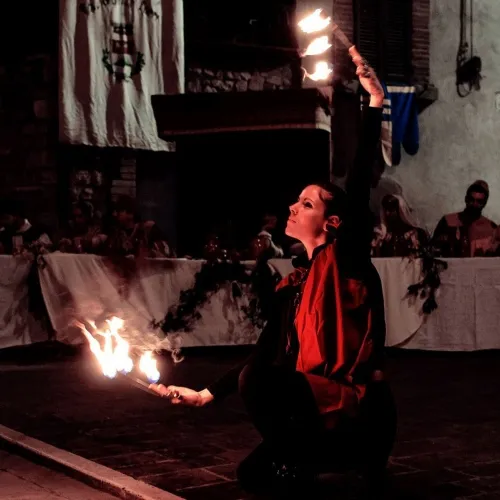 Intermezzo con il fuoco al banchetto medievale