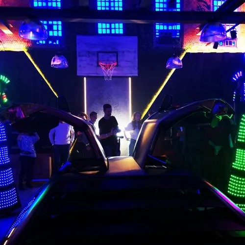 Robot-luminosi-per-presentazione-auto