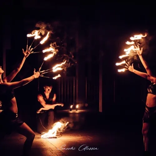 spettacolo circense con il fuoco fachiro