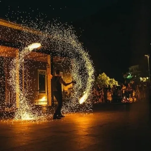 spettacolo con fuoco di nuotte