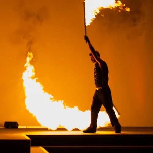 Spettacolo con il fuoco sputafuoco