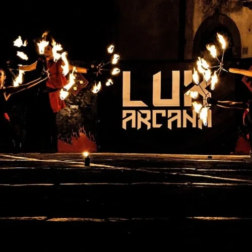 Spettacolo con il fuoco ventagli infuocati