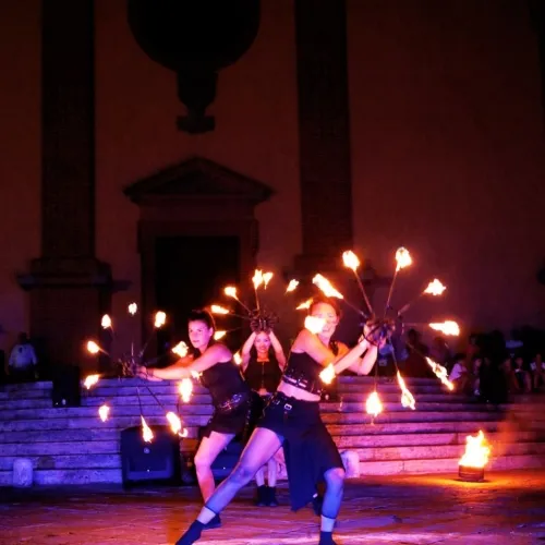 Spettacolo con ventagli di Fuoco