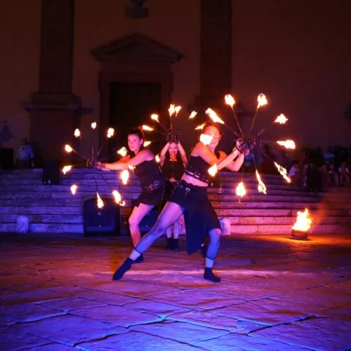 Spettacolo con ventagli di Fuoco