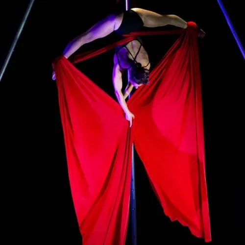 spettacolo danza aerea Artista con Tessuti Aerei