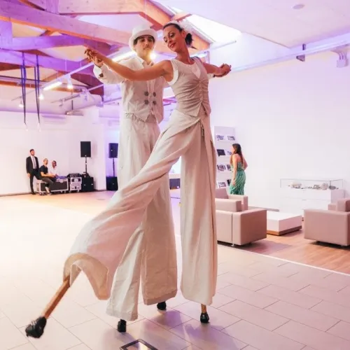 spettacolo-di-danza-sui-trampoli