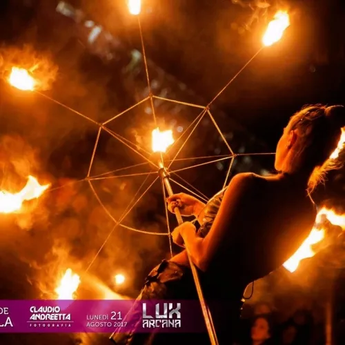 Spettacolo-di-fuoco-e-di-luce 