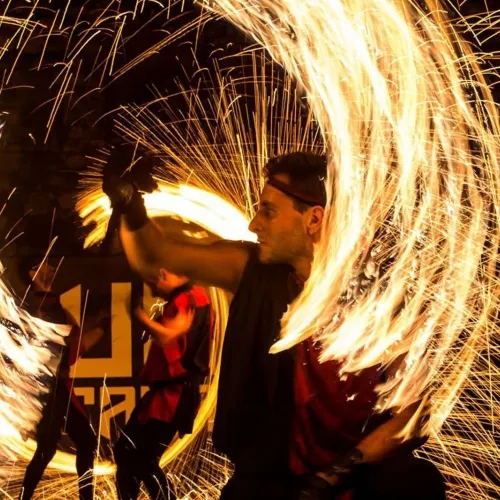 Spettacolo medievale scintille di fuoco