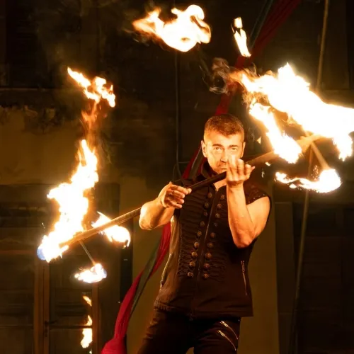 Sputafuoco-Medievale-con-bastone-di-fuoco