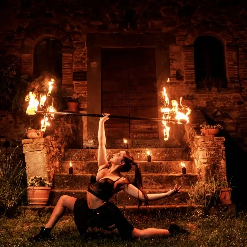 Strega-medievale-con-bastone-di-fuoco-gigante