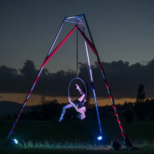 struttura aerea autoportante per danza su cerchi e tessuti