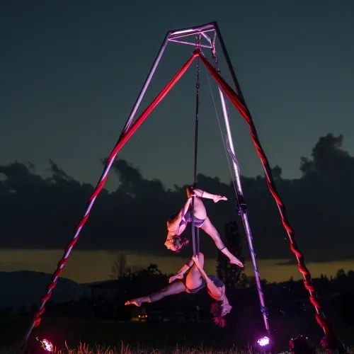 struttura aerea autoportante per danza su cerchi e tessuti