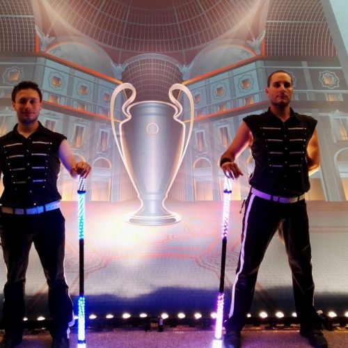 Spettacolo-di-giocoleria-LED-per-finale-di-Coppa-Campioni