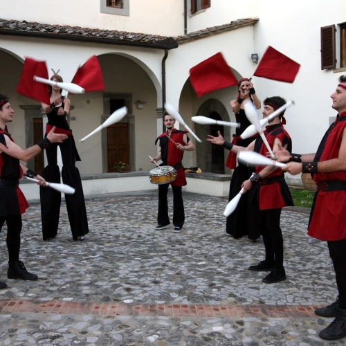 compagnia di giullari medievali