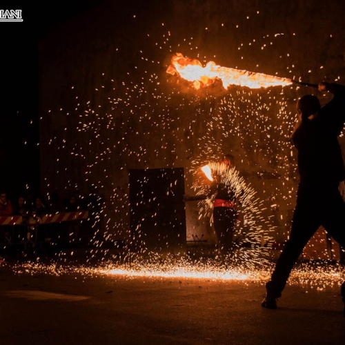 Spettacolo-di-fuoco-notte-oscura (1)